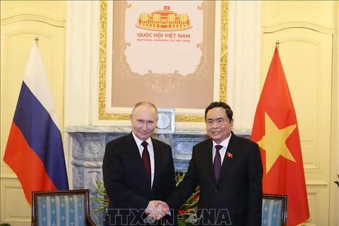 Chairman of the National Assembly Tran Thanh Man (R) met with visiting Russian President Vladimir Putin in Hanoi on June 20. (Photo: VNA)