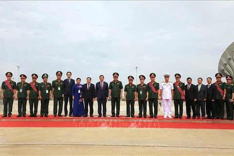 Cambodian Prime Minister Samdech Thipadei Hun Manet (9th from left) in a group photo with the Vietnamese delegation attending the ceremony marking the 47th commemoration day of the nation’s historical journey leading to the overthrow of the Pol Pot genocidal regime in Tboung Khmum on June 20. (Photo: VNA)