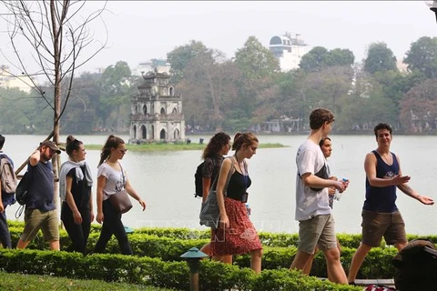 Foreign tourists visit Hoan Kiem lake, Hanoi (Photo: VNA)