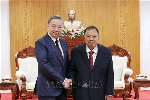 President To Lam (L) and former Party General Secretary and President of Laos Bounnhang Vorachith. (Photo: VNA)