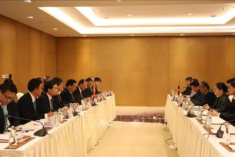 At the meeting between Politburo member and President of the Ho Chi Minh National Academy of Politics Nguyen Xuan Thang and Phouvong Ounkhamsane, member of the Central Committee of the Lao People's Revolutionary Party and Director of the Lao National Academy of Politics and Public Administration in Vientiane on July 11. (Photo: VNA)