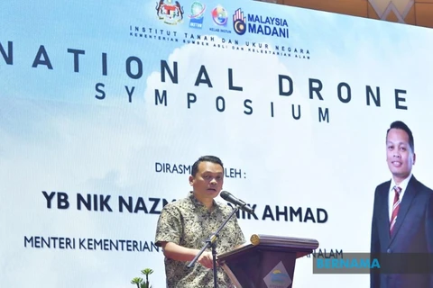 Malaysian Minister of Natural Resources and Environmental Sustainability Nik Nazmi Nik Ahmad speaks at the symposium. (Photo: Bernama)