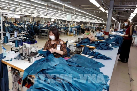 Making apparel products for export to Spain at the Ho Guom garment company in Hung Yen province (Photo: VNA) 