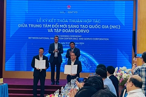 An exchange of the Memorandum of Understanding between NIC and Qorvo. (Photo: VNA)