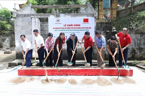 At the July 17 groundbreaking ceremony for the construction of a new semi-boarding kitchen at Kim Dong primary school in the northern border province of Lang Son’s Trang Dinh district. (Photo: VNA)