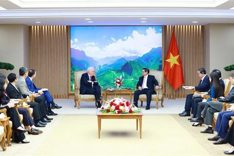 Prime Minister Pham Minh Chinh (centre, right) and Thomas Vallely, Chairman of the Board of Trustees at Fulbright University Vietnam, at their meeting in Hanoi on July 17. (Photo: VNA)