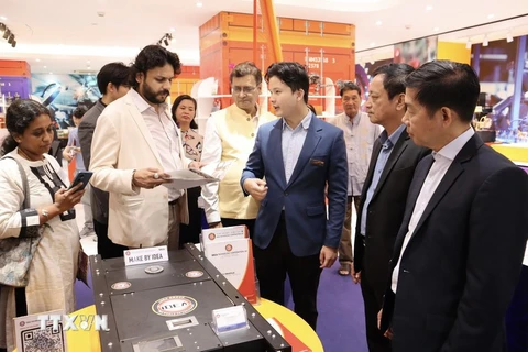 A business in Ho Chi Minh City introduces products to Indian firms at the conference (Photo: VNA)