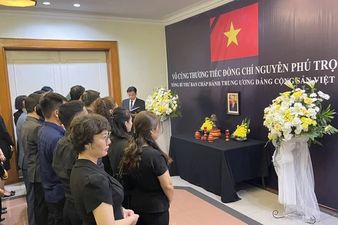 Officials and staff at the embassy and Vietnamese representative agencies, and representatives from the Vietnamese community in Indonesia pay resspects to the late Party leader. (Photo: VNA)