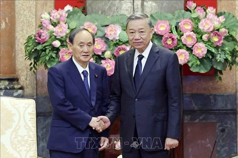 President To Lam (R) and Suga Yoshihide, special envoy of Japanese Prime Minister and former PM of Japan, at their meeting in Hanoi on July 25 (Photo: VNA)