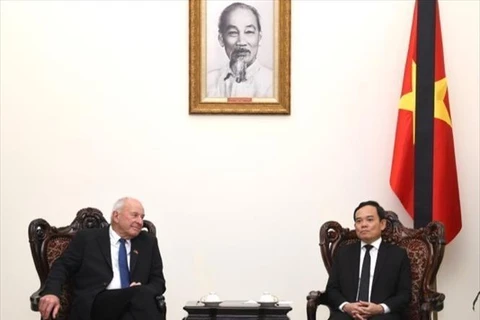 Deputy Prime Minister Tran Luu Quang (R) receives Donald McKinnon, special envoy of the New Zealand Government in Hanoi on July 25. (Photo: VNA)