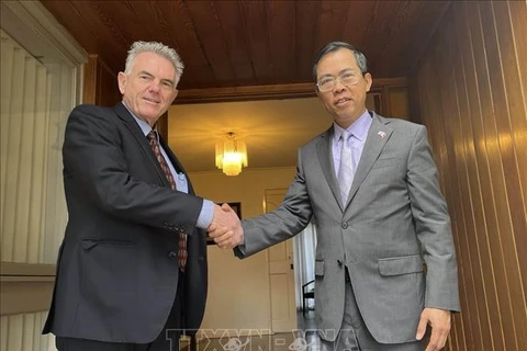 Vietnamese Ambassador to Australia Pham Hung Tam (R) and visiting President of the Australia-Vietnam Friendship Society (AVFS) Kim Sampson at their meeting in Canberra on July 31. (Photo: VNA)