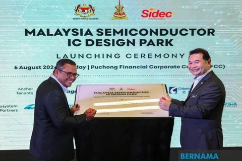 Malaysian Economy Minister Rafizi Ramli (R) at the launch ceremony of the country’s Semiconductor IC Design Park in Puchong on August 6. (Photo: Bernama)