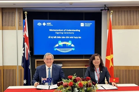 Vu Thi Chan Phuong, Chair of the SSC, (right) and ASIC Chairman Joseph Longo at the signing ceremony in Australia. (Photo courtesy of SSC) 