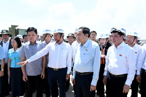 Chairman of the National Assembly Tran Thanh Man (front row, 2nd from right) listens to a report on Phase 1 of the Long Thanh International Airport project. (Photo: daibieunhandan.vn)