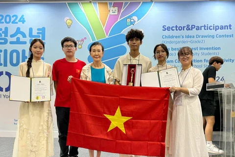 The five-member Vietnam 2 team holding their prizes at the 2024 Korea International Youth Science Olympiad (KIYO4i). (Photo: giaoducthoidai.vn)