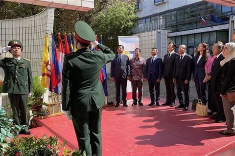 At the ASEAN flag hoisting ceremony in Paris on August 8 (Photo: VNA)