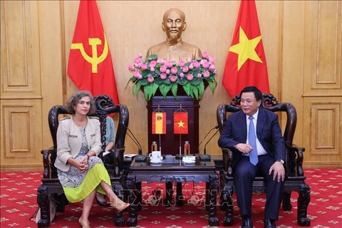 Politburo member, President of the Ho Chi Minh National Academy of Politics (HCMA) Nguyen Xuan Thang (R) and new Spanish Ambassador to Vietnam Carmen Cano de Lasala at their meeting in Hanoi on August 29. (Photo: VNA)