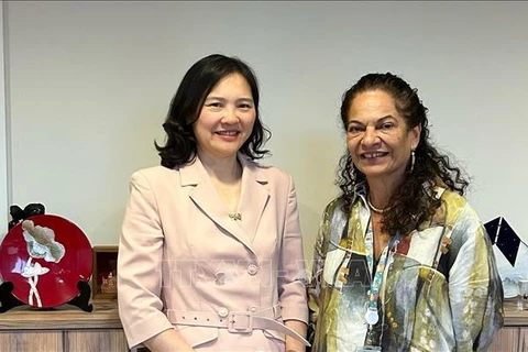 Ambassador Nguyen Thi Van Anh (L), Permanent Representative of Vietnam to UNESCO, and Assistant Director-General of UNESCO for Natural Sciences Lidia Arthur Brito at their meeting in Paris on August 30. (Photo: VNA)