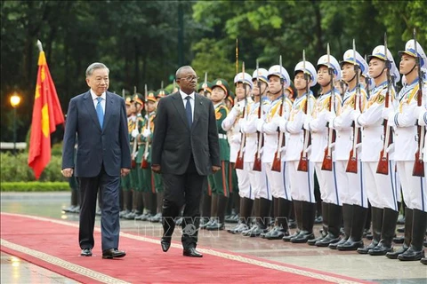 Party General Secretary and State President To Lam (l) and Guinea-Bissau President Umaro Sissoco Embaló review the guard of honour of the Vietnam People's Army at the welcome ceremony held for the latter in Hanoi on September 6. (Photo: VNA)