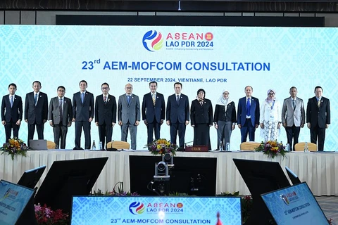 At the 23rd ASEAN Economic Ministers - China Ministry of Commerce Consultation (AEM-MOFCOM) on September 22 in Vientiane, Laos. (Photo: VNA)