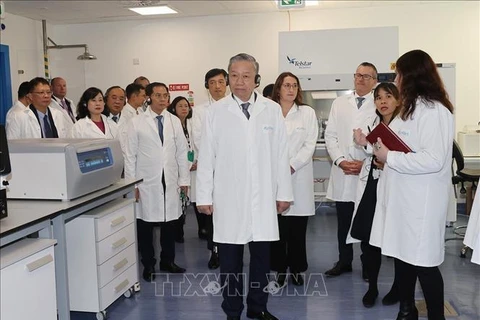 Party General Secretary and State President To Lam at Ireland's National Institute for Bioprocessing Research & Training in Dublin on October 3. (Photo: VNA)