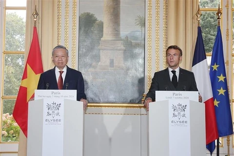 Vietnam’s Party General Secretary and State President To Lam (L) and French President Emmanuel Macron at a press briefing before their talks in Paris on October 7. (Photo: VNA)