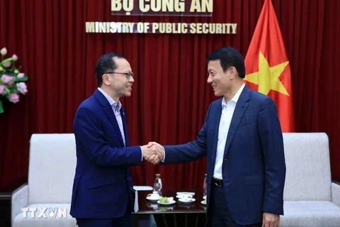 Politburo member and Minister of Public Security Sen. Lieut. Gen. Luong Tam Quang (R) and visiting Permanent Secretary of Singapore’s Ministry of Home Affairs Aubeck Kam at their meeting in Hanoi on October 9 afternoon.