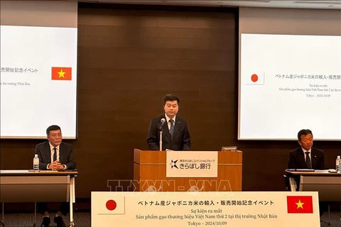 Chargé d’affaires Nguyen Duc Minh at the Vietnamese Embassy in Japan speaks at the ceremony (Photo: VNA)