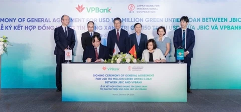 Representatives of VPBank and JBIC sign a green credit contract on October 9 in Hanoi. (Photo courtesy of VPBank) 