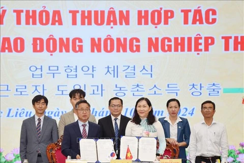 At the signing ceremony of a cooperation agreement between Bac Lieu and Uiseong county, Gyeongsangbuk-do province on sending local labourers to the RoK to work seasonally under the form of locality-to-locality collaboration between the two countries in the 2023 - 2027 period. (Photo: VNA)