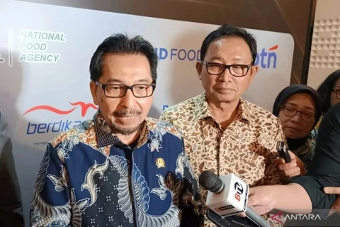 Secretary of the National Food Agency (Bapanas), Sarwo Edhy (left), and the president director of ID Food, Sis Apik Wijayanto, during the Government Food Assistance Distribution Programme appreciation night, in Jakarta on October 17. (Source: ANTARA/Muzdaffar Fauzan) 