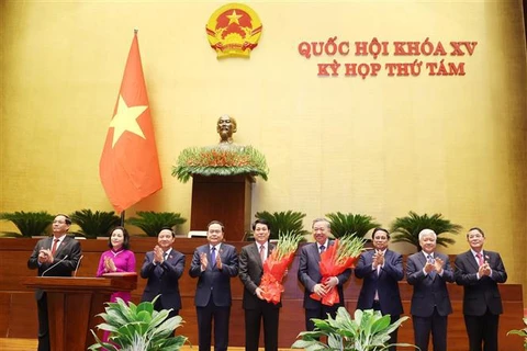 Prime Minister Pham Minh Chinh (third, right), National Assembly Chairman Tran Thanh Man (fourth, left), and President of the Central Committee of the Vietnam Fatherland Front Do Van Chien (second, right), and NA Vice Chairpersons present flowers of congratulations to Party General Secretary To Lam (fourth, right) and State President Luong Cuong (centre). (Photo: VNA)