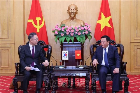 Politburo member, President of the Ho Chi Minh National Academy of Politics (HCMA), and Chairman of the Central Theory Council Nguyen Xuan Thang (R) and President of the Republic of Korea's National Human Resources Development Institute (NHI) Kim Chae-Hwan in Hanoi on November 7. (Photo: VNA)