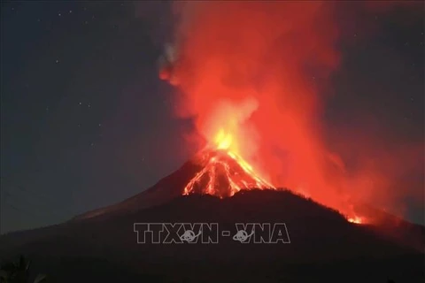 Mount Lewotobi Laki-Laki in East Flores, East Nusa Tenggara province, Indonesia, erupts on November 8, 2024. (Photo: Xinhua/VNA). 