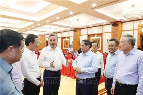 From left: Party General Secretary To Lam (3rd), Prime Minister Pham Minh Chinh, and other delegates at the meeting (Photo: VNA)