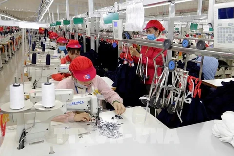 Making products for export at Tinh Loi garment company in Hai Duong province. In this year’s first ten months, Vietnam’s key exports to Cambodia were garment-textile, steel, and petroleum products, among others. (Photo: VNA)