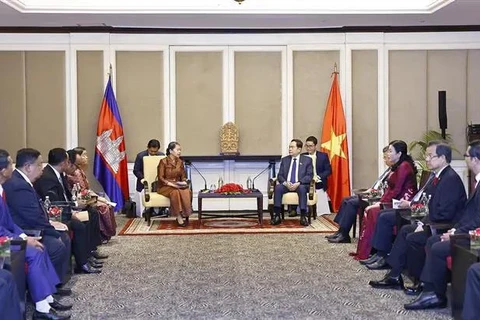 At the meeting between National Assembly Chairman Tran Thanh Man (centre, right) and Samdech Men Sam An, Chairwoman of the Cambodia-Vietnam Friendship Association and Chairwoman of the Cambodia-Vietnam Friendship Parliamentarians' Group, in Phnom Penh on November 23. (Photo: VNA)