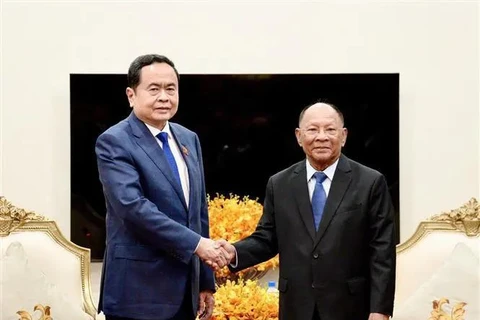 National Assembly (NA) Chairman Tran Thanh Man (L) meets with former Cambodian NA President Samdech Heng Samrin in Phnom Penh on November 23. (Photo: VNA)