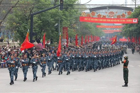 La unidad de guerra cibernética participa en un desfile en la calle. (Foto: VNA)