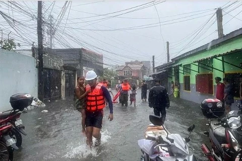 El personal de la guardia costera evacua a niños de una zona inundada en Lucena, provincia de Quezón, Filipinas, en medio de las fuertes lluvias provocadas por la tormenta tropical Ewiniar. (Foto: philstar.com)