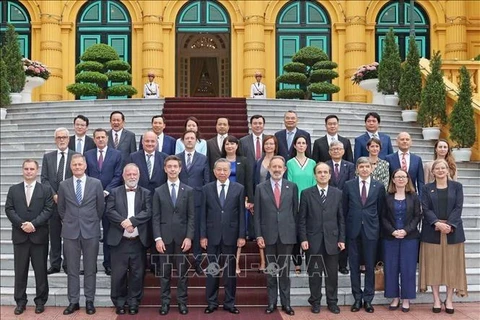 El presidente To Lam y los embajadores y encargados de negocios de UE. (Foto: VNA)
