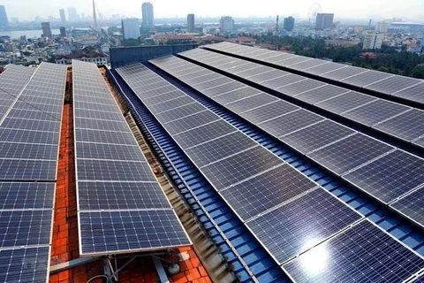 Se instalan paneles solares para garantizar un suministro de energía estable para la producción. (Foto: VNA)