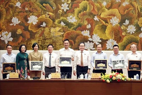 El presidente de la Asamblea Nacional, Tran Thanh Man, ofrece recuerdos a los jefes de los medios de comunicación durante la reunión. (Foto: VNA)