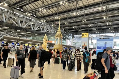 Pasajeros en el aeropuerto de Suvarnabhumi, Tailandia. (Foto: VNA)