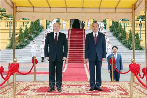 El presidente de Vietnam, To Lam, (derecha) y su homólogo ruso, Vladimir Putin, escuchan los himnos nacionales de ambos países (Foto: VNA)