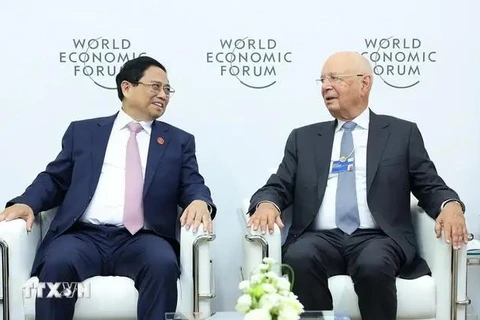 El primer ministro de Vietnam, Pham Minh Chinh, se reunió con el profesor Klaus Schwab, fundador y presidente ejecutivo del Foro Económico Mundial (FEM). (Fuente: VNA)