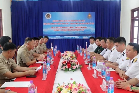 Las fuerzas navales de Vietnam y Filipinas se reúnen para compartir información en el intercambio de amistad en la isla Song Tu Tay el 10 de julio. (Foto: qdnd.vn)