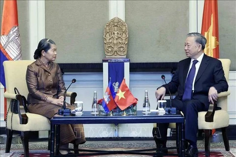 El presidente To Lam (derecha) se reúne con la presidenta de la Asociación de Amistad Camboya-Vietnam, Samdech Men Sam An (Foto: VNA)