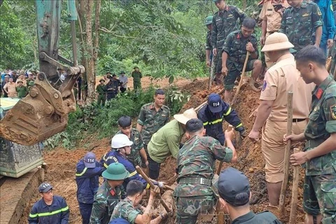 Los equipos de rescate buscan a las víctimas enterradas por el deslizamiento de tierra ocurrido el 13 de julio en la provincia de Ha Giang. (Foto: VNA)