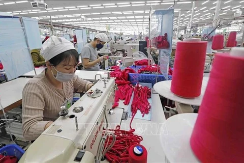 Producción en SCAVI Hue, una empresa textil con inversión francesa en el parque industrial Phong Dien, distrito de Phong Dien, provincia central de Thua Thien-Hue. (Foto: VNA)